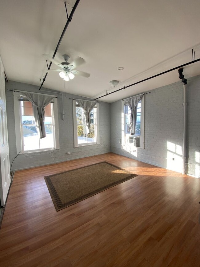 Building Photo - Gorgeous top-floor studio apartment in Walkable Magazine St Location