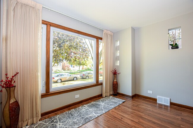 Building Photo - 5416 S New England Ave