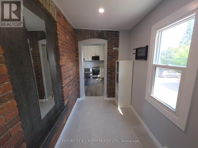 Building Photo - 82 Albert St N