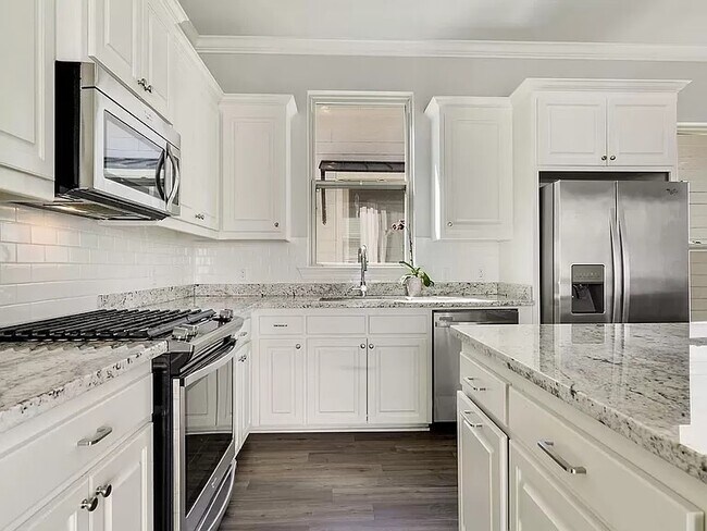 Building Photo - 2353 Orpine Ave
