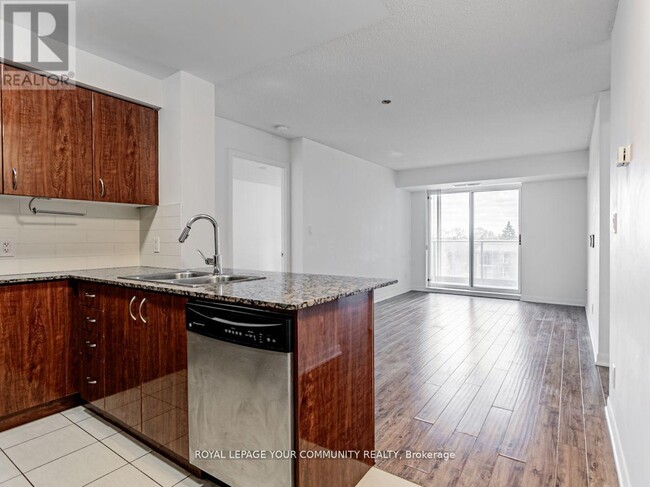 Photo du bâtiment - 5793-5793 Yonge St