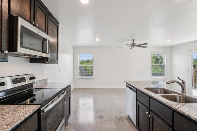 Building Photo - Tejas Pointe