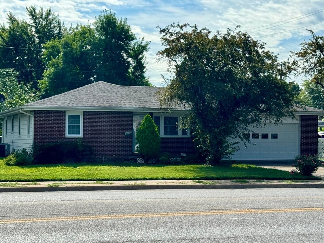 Primary Photo - Well maintained 3-bedroom 1.5-bathroom ran...