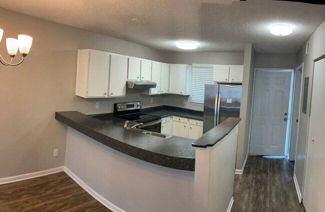 Foto del edificio - Just off the main road, but in walking dis...