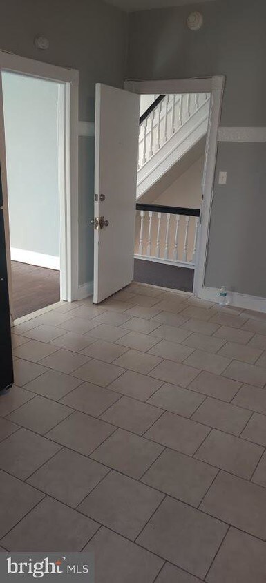 Foto principal - 7437 Oxford Ave