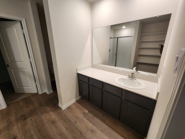 Foto del edificio - Amazing single story floor plan! Four bedrooms, three full baths, with separate study-den.