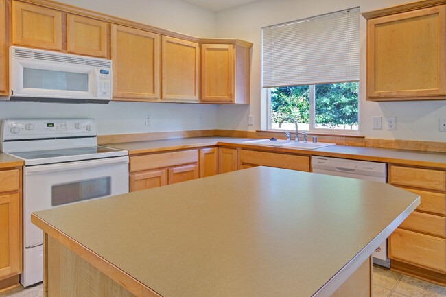 Building Photo - 4BR Split Level