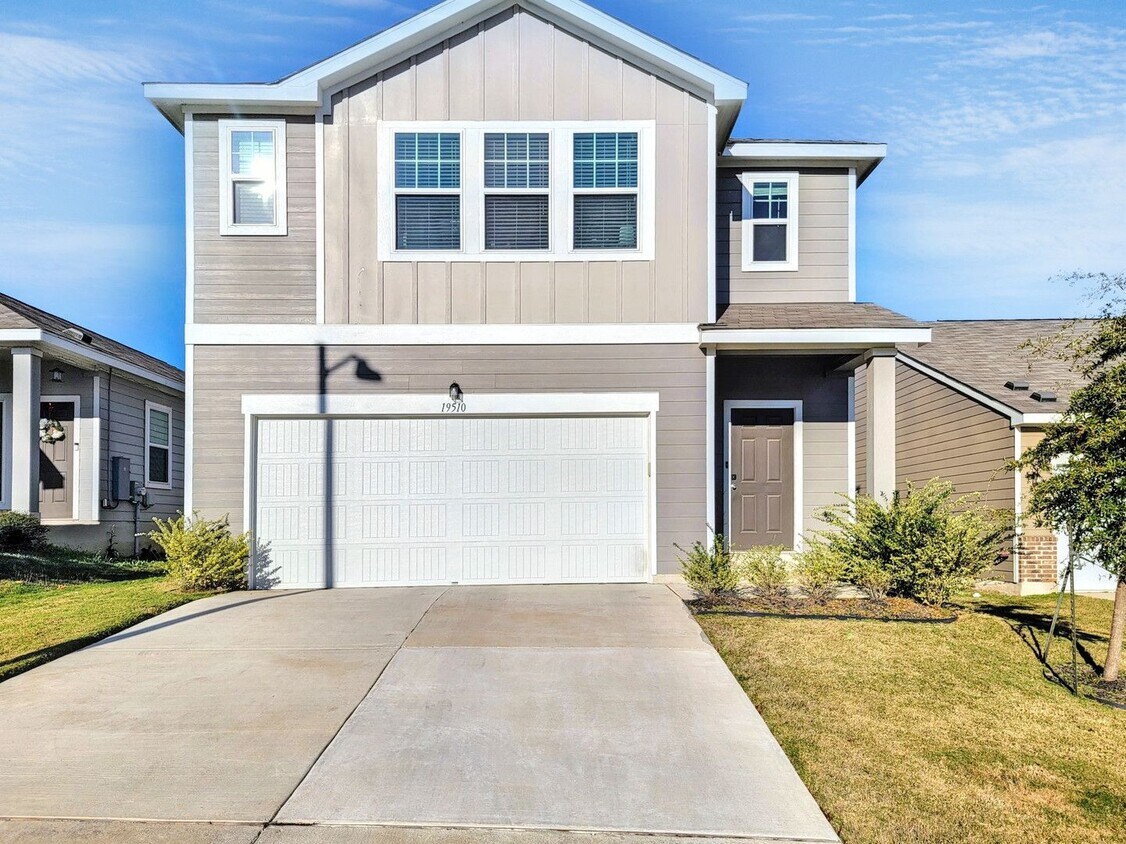 Foto principal - Beautiful 5 BR / 3 BA Home for Rent in Pfl...