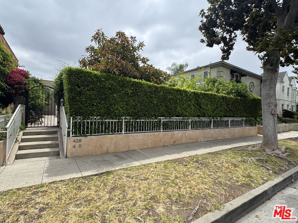 Primary Photo - 428 S Doheny Dr