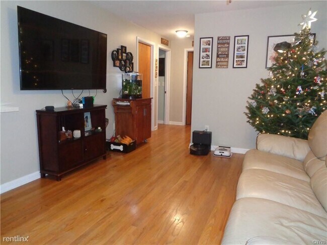 Foto del edificio - 3 br, 1 bath House - 38 Wheeler Ave
