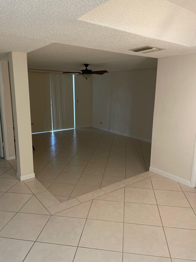 3710 Inverrary Dr Unit 1a, Lauderhill, FL 33319 Condo for Rent in