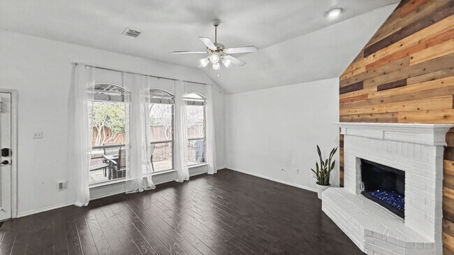 Foto del edificio - Private Backyard Oasis with Fire Pit in the Heart of Frisco