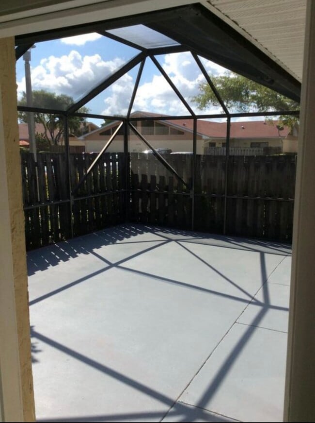 Charming screened courtyard - 4383 Woodstock Dr