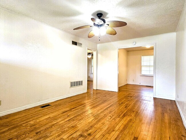 Foto del edificio - Lovely 2 Bedroom Home With A 1 Car Garage!...