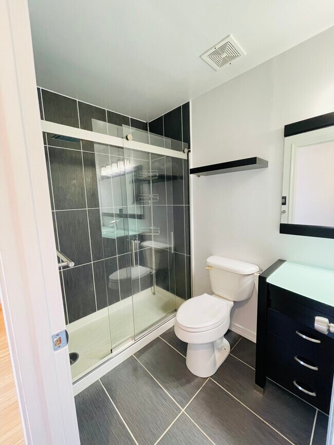 Baño principal - 6423 Richmond Hwy