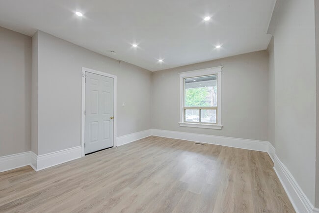 Photo du bâtiment - 25 Sandford Ave