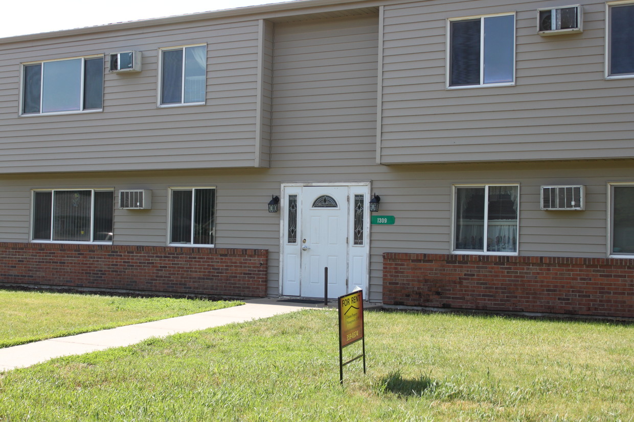 Primary Photo - 1309 Sylvan Cir