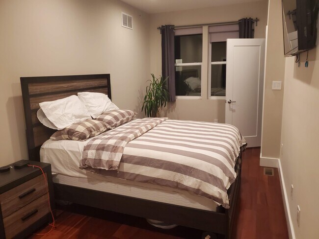 third floor bed - 3011 W Cabot St