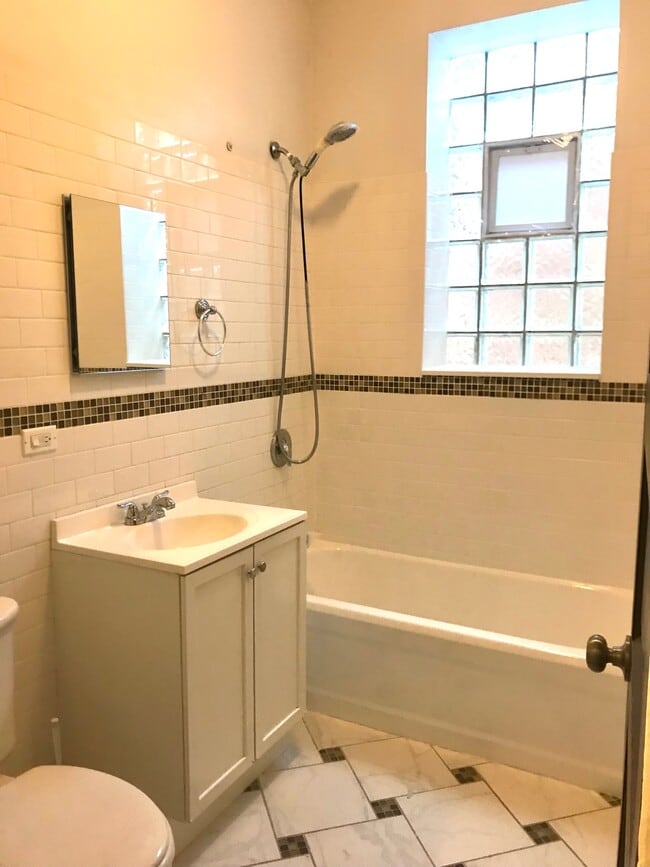 Bathroom - 2727 N Hamlin Ave
