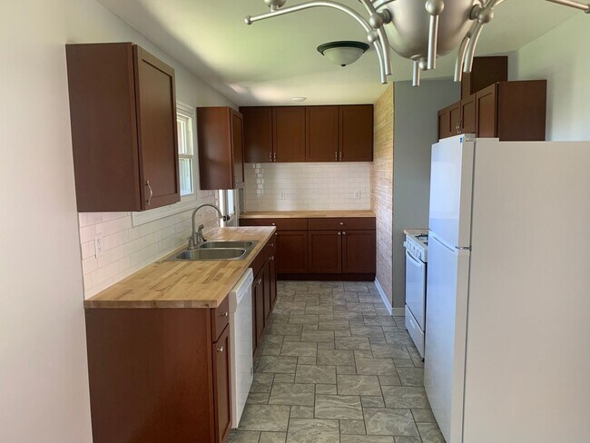 Building Photo - Recently updated 3 bed/1 bath home availab...