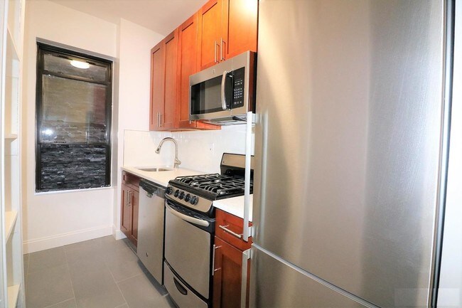 Building Photo - 326 E 58th St