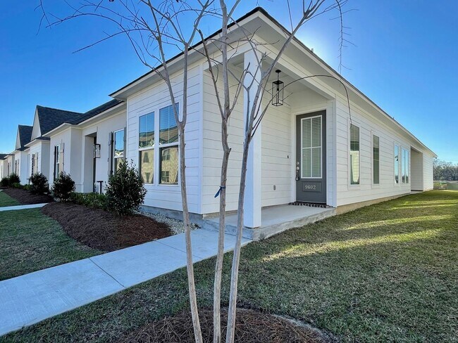 Building Photo - Beautiful 3 bedroom 2 bath end unit with s...