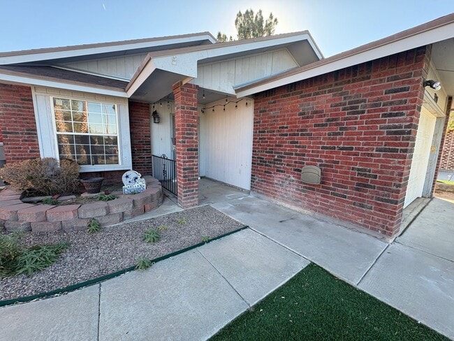 Building Photo - EASTSIDE HOME FOR RENT