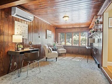 Foto del edificio - Step into this beautifully updated and met...