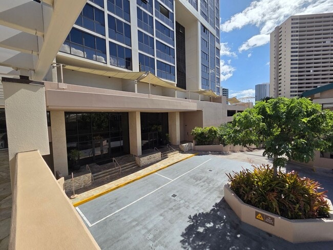 Foto del edificio - Immaculate Contemporary Living in Kaka‘ako- 2 bedroom, 2 bathroom, 1 covered parking stall, and I...