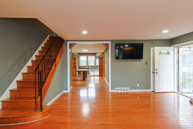 Building Photo - 2421 Vista St