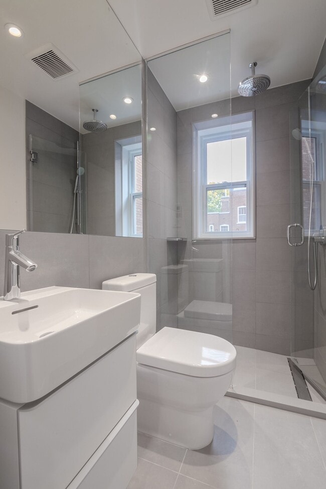 Building Photo - 590 Av. Outremont