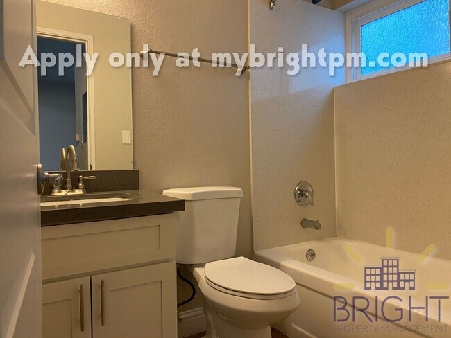 Foto del edificio - Fully remodeled studio apartment in gated ...