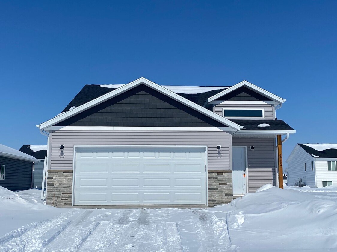 Primary Photo - Bi-Level, New Development 3 bdrm/2 ba - MO...