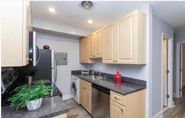 Building Photo - Spacious and Newly Remodelled at the Fairm...