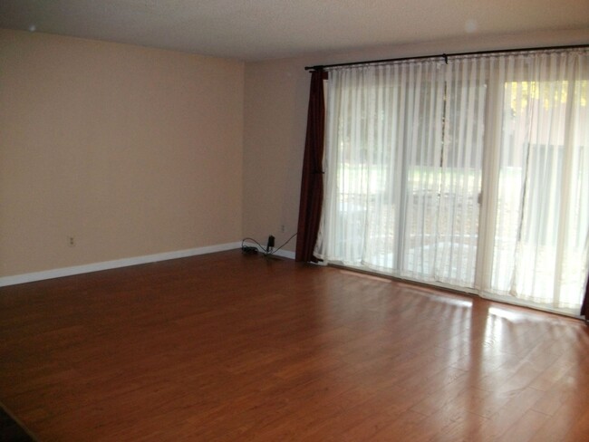 Building Photo - Beautiful 2 bdrm, 2-1/2 bath Condo at the ...