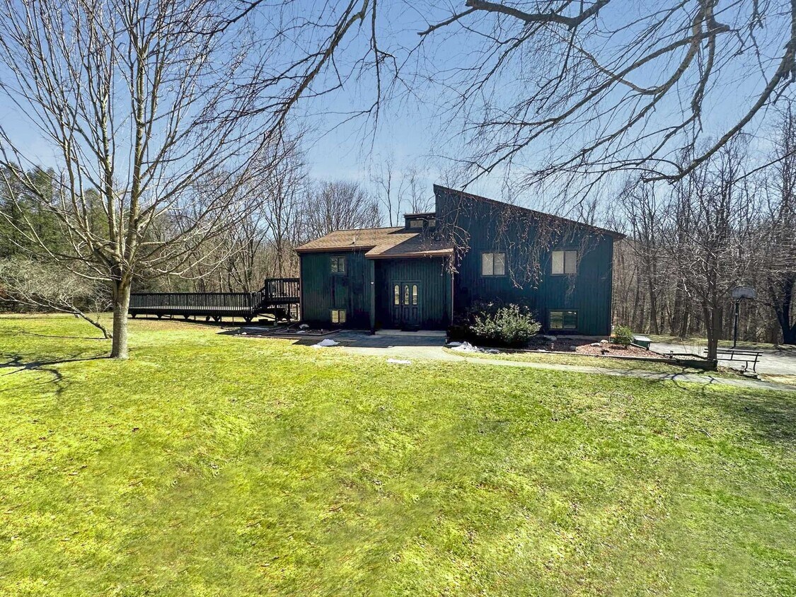 6 Creekside Ln, Pleasant Valley, NY 12569 House Rental in Pleasant