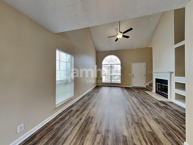 Building Photo - 3107 Creekview Ln