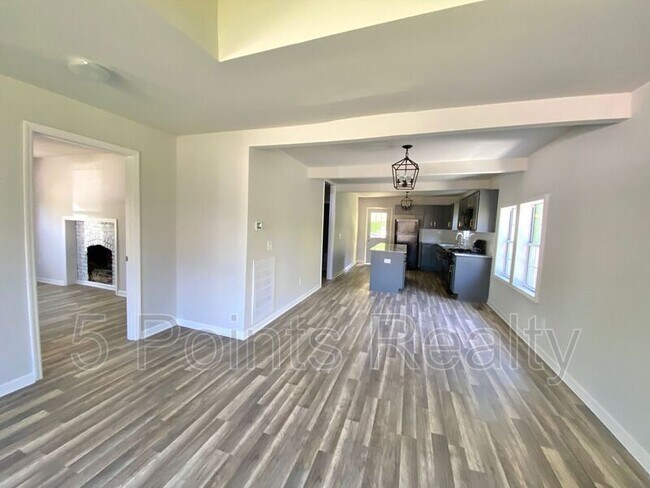 Foto del edificio - 2412 Brasher Ave