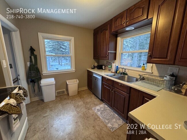 Building Photo - 202 W College St