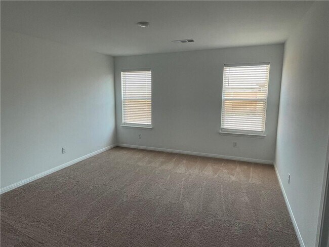 Foto del edificio - 120 Fairfax Ln