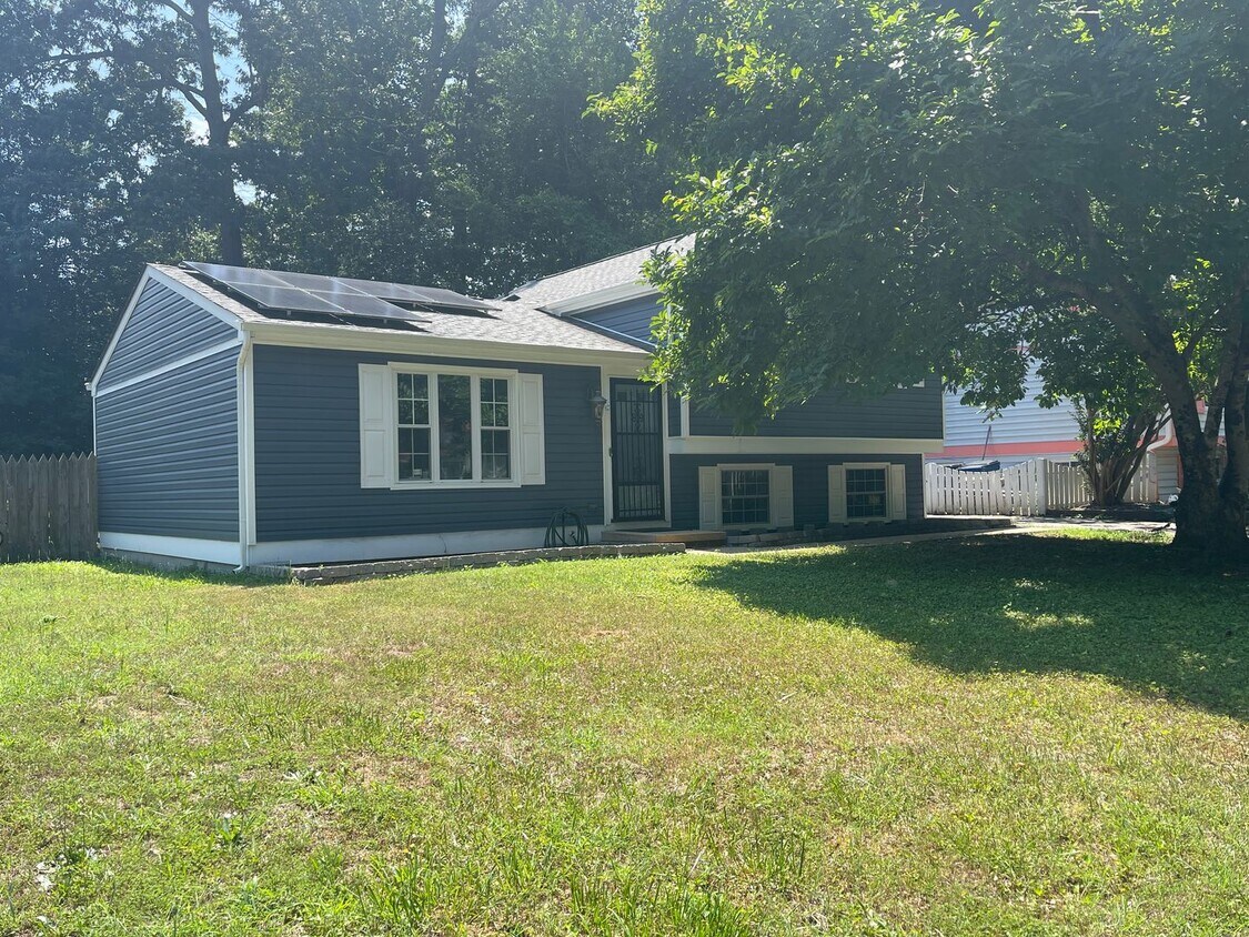 Primary Photo - Updated Tri-Level home with solar panels!