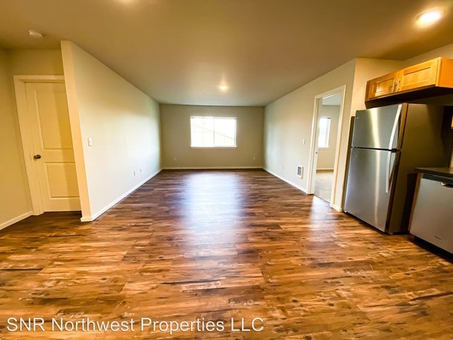 Building Photo - 2 br, 2 bath Apartment - 1402 E 69th st