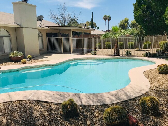 Foto del edificio - 3 bed 2 bath with POOL