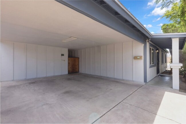 Foto del edificio - Great 3 bed 2 bath home with a pool!