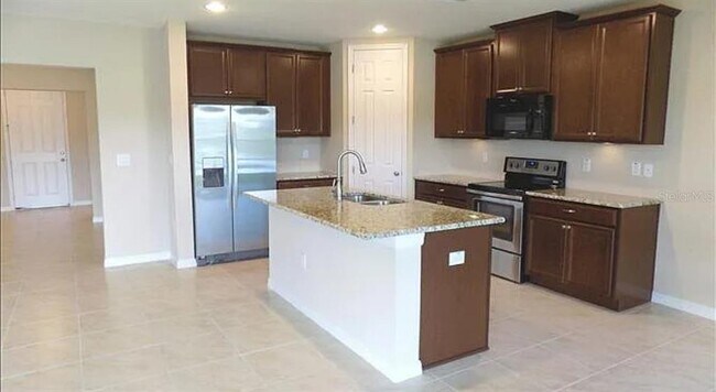 Building Photo - 13330 Palmera Vista Dr