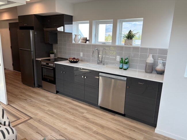 504 Kitchen - The Harp Building