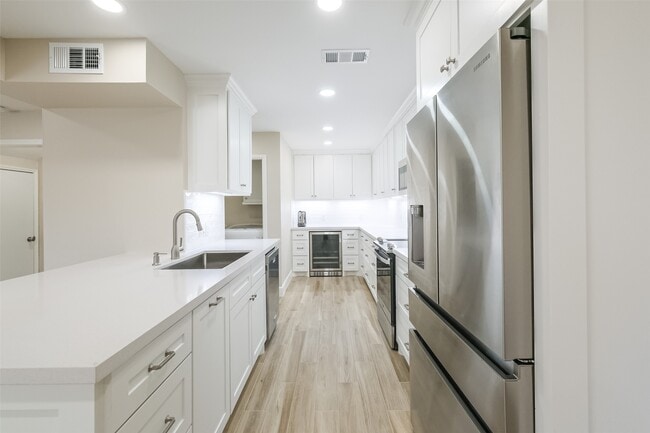 Foto del edificio - 14141 Misty Meadow Ln