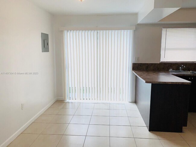 Foto del edificio - 2046 NE 162nd St