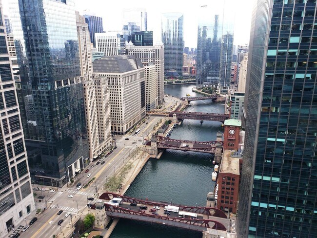 Foto del edificio - 300 N State St