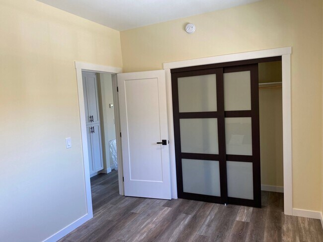 Dormitorio - 1334 Ella St